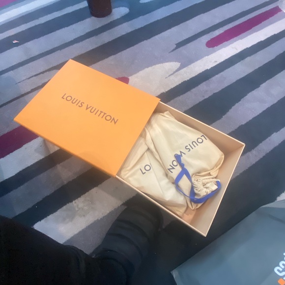 Woman’s Louis Vuitton sneakers size 38.5 brand new - Picture 8 of 8